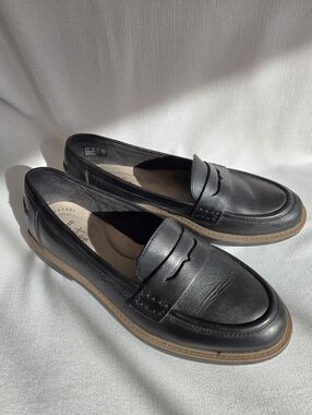 Size 37 M - Clarks Black Leather Loafers - Penny Loafers